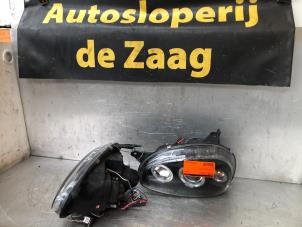 Usagé Kit phares gauche + droite Opel Corsa B (73/78/79) 1.2i 16V Prix € 100,00 Règlement à la marge proposé par Autodemontage de Zaag