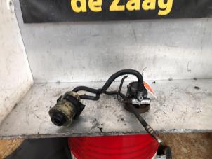 Used Power steering pump Opel Vivaro 1.9 DTI 16V Price € 40,00 Margin scheme offered by Autodemontage de Zaag