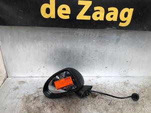 Używane Lusterko zewnetrzne lewe Opel Corsa D 1.2 16V Cena € 30,00 Procedura marży oferowane przez Autodemontage de Zaag