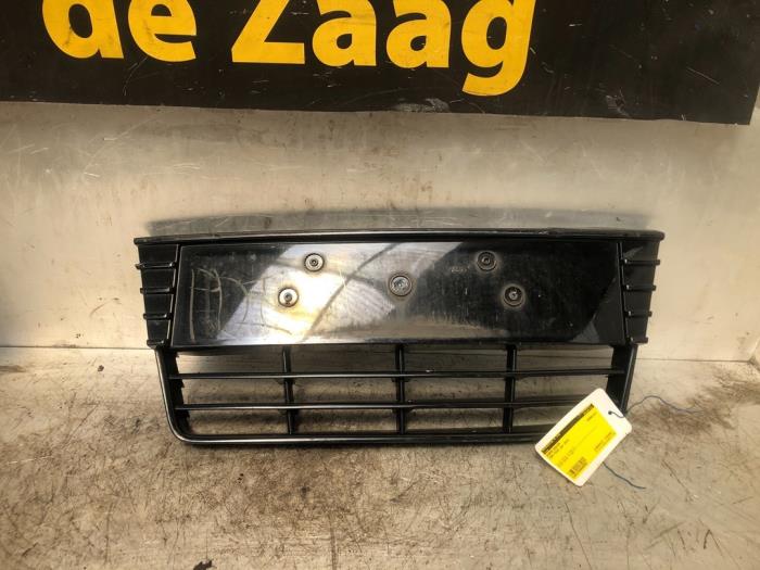 Pare-chocs grille d'un Ford Focus 3 1.0 Ti-VCT EcoBoost 12V 125 2014