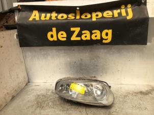 Używane Reflektor prawy Alfa Romeo 147 (937) 1.6 Twin Spark 16V Cena € 40,00 Procedura marży oferowane przez Autodemontage de Zaag