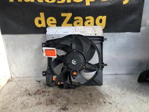 Usados Ventilador de radiador Peugeot 208 I (CA/CC/CK/CL) 1.0 Vti 12V PureTech Precio € 40,00 Norma de margen ofrecido por Autodemontage de Zaag
