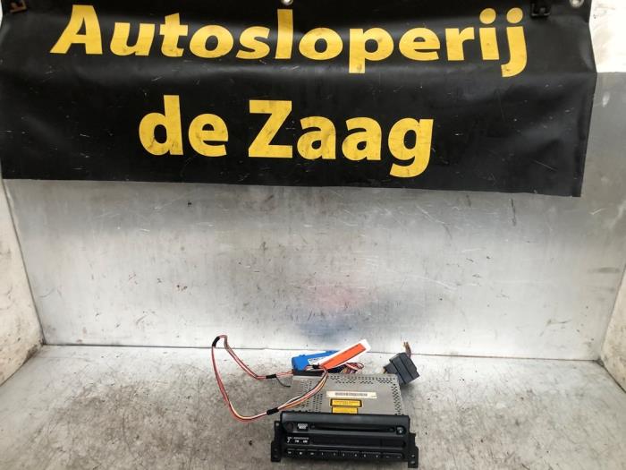 Begagnade Radio BMW Mini (R50/53) 1.6 16V Cooper Pris € 40,00 Marginaltabell erbjuds av Autodemontage de Zaag