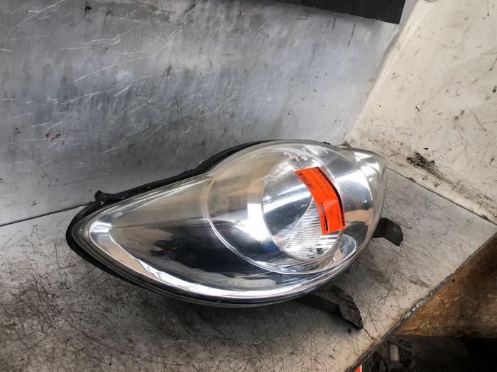 Headlight, right from a Peugeot 107 1.0 12V 2010