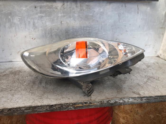 Headlight, right from a Peugeot 107 1.0 12V 2010