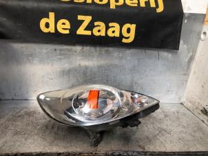 Używane Reflektor prawy Peugeot 107 1.0 12V Cena € 50,00 Procedura marży oferowane przez Autodemontage de Zaag