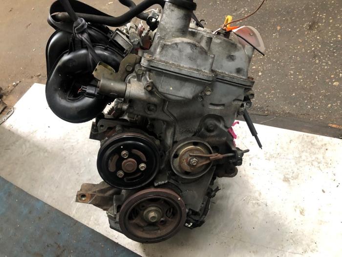 Motor de un Daihatsu YRV (M2) 1.3 16V DVVT 2001
