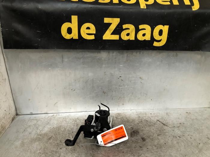 Usagé Bloc ABS Ford Focus 2 1.6 16V Prix € 100,00 Règlement à la marge proposé par Autodemontage de Zaag