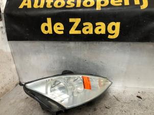 Used Headlight, right Ford Focus 1 Wagon 1.6 16V Price € 25,00 Margin scheme offered by Autodemontage de Zaag