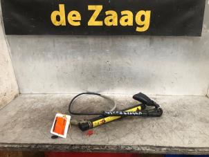 Usagé Tendeur de ceinture droit Opel Corsa B (73/78/79) 1.2i 16V Prix € 20,00 Règlement à la marge proposé par Autodemontage de Zaag