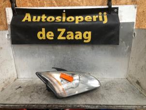 Used Headlight, right Ford Focus 2 Wagon 1.6 TDCi 16V 90 Price € 45,00 Margin scheme offered by Autodemontage de Zaag