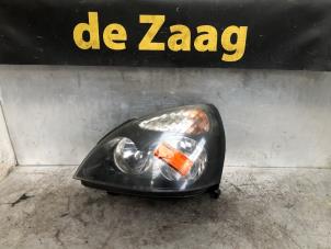 Used Headlight, left Renault Clio II (BB/CB) 1.2 16V Price € 35,00 Margin scheme offered by Autodemontage de Zaag