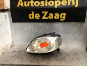 Używane Reflektor lewy Volkswagen Fox (5Z) 1.2 Cena € 35,00 Procedura marży oferowane przez Autodemontage de Zaag