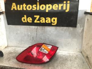 Używane Tylne swiatlo pozycyjne lewe Opel Corsa D 1.2 16V Cena € 35,00 Procedura marży oferowane przez Autodemontage de Zaag