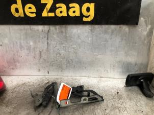 Używane Zawias pokrywy silnika Opel Corsa D 1.2 16V Cena € 50,00 Procedura marży oferowane przez Autodemontage de Zaag