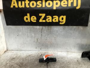 Usados Interruptor de luz de pánico Opel Corsa D 1.2 16V Precio € 20,00 Norma de margen ofrecido por Autodemontage de Zaag