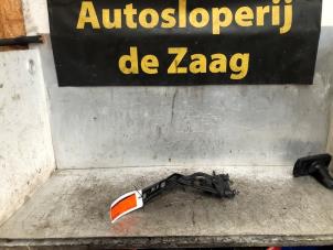 Używane Zawias pokrywy silnika Opel Corsa D 1.2 16V Cena € 20,00 Procedura marży oferowane przez Autodemontage de Zaag