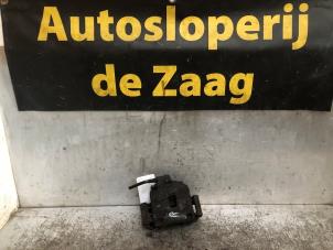 Usados Pinza de freno derecha delante Opel Corsa E 1.4 16V Precio € 25,00 Norma de margen ofrecido por Autodemontage de Zaag