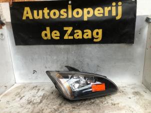 Used Headlight, right Ford Focus 2 1.6 16V Price € 40,00 Margin scheme offered by Autodemontage de Zaag