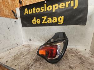 Usados Luz trasera derecha Opel Adam 1.2 16V Precio € 70,00 Norma de margen ofrecido por Autodemontage de Zaag