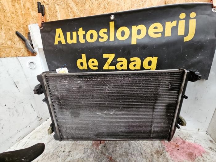 Used Radiator Volkswagen Polo IV (9N1/2/3) 1.2 Price € 35,00 Margin scheme offered by Autodemontage de Zaag
