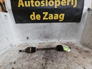Usagé Arbre de transmission avant gauche Peugeot 107 1.0 12V Prix € 35,00 Règlement à la marge proposé par Autodemontage de Zaag
