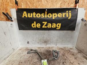 Używane Zawias pokrywy silnika Opel Corsa D 1.4 16V Twinport Cena € 20,00 Procedura marży oferowane przez Autodemontage de Zaag
