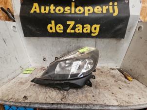 Used Headlight, left Renault Clio III (BR/CR) 1.2 16V 75 Price € 50,00 Margin scheme offered by Autodemontage de Zaag