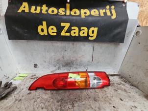 Usagé Feu arrière droit Renault Kangoo Express (FC) 1.5 dCi 60 Prix € 30,00 Règlement à la marge proposé par Autodemontage de Zaag