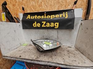 Used Headlight, right Ford Focus 1 2.0 16V Price € 50,00 Margin scheme offered by Autodemontage de Zaag
