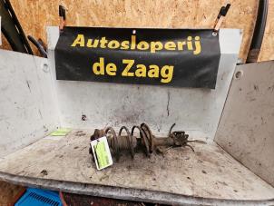 Gebrauchte Stoßdämpferstrebe rechts vorne Renault Modus/Grand Modus (JP) 1.5 dCi 105 Preis € 35,00 Margenregelung angeboten von Autodemontage de Zaag