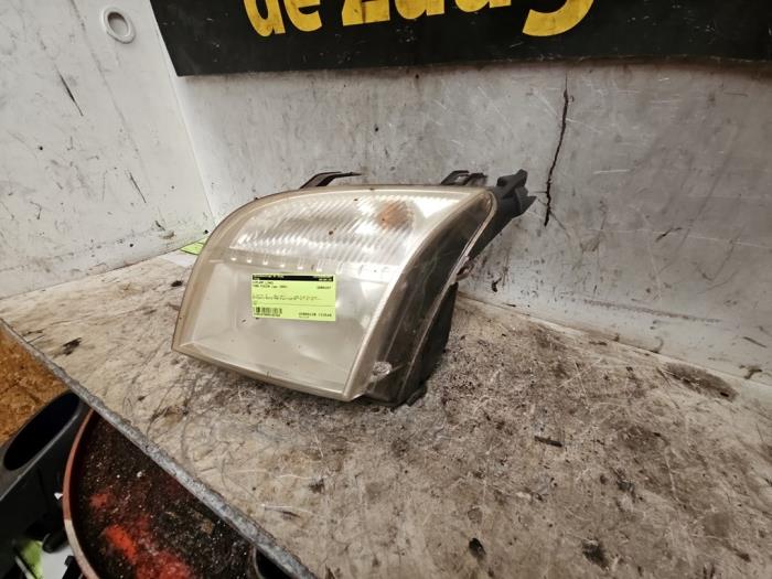 Headlight, left from a Ford Fusion 1.4 16V 2004