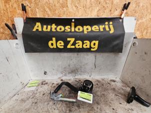 Usados Cinturón de seguridad izquierda delante Opel Corsa D 1.2 16V Precio € 35,00 Norma de margen ofrecido por Autodemontage de Zaag