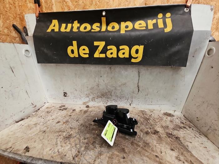 Begagnade Mugghållare Mercedes A (W176) 1.6 A-200 16V Pris € 25,00 Marginaltabell erbjuds av Autodemontage de Zaag