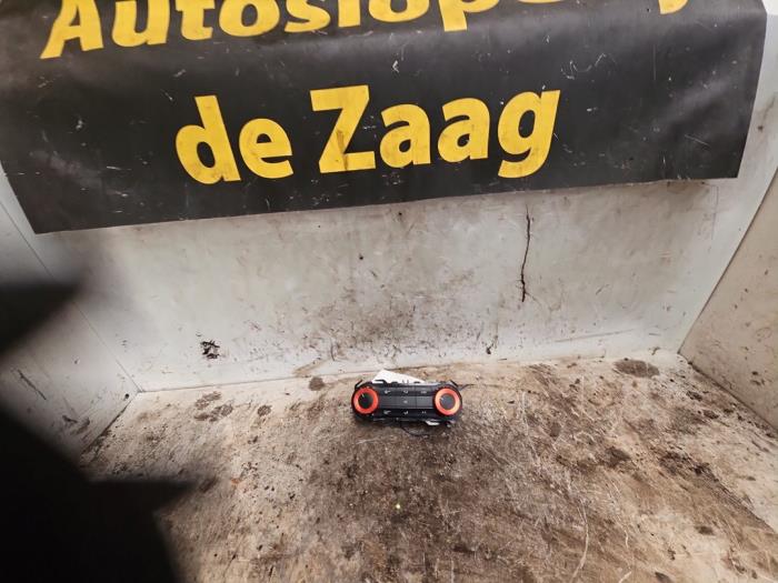 Usagé Panneau de commandes chauffage Mercedes A (W176) 1.6 A-200 16V Prix € 40,00 Règlement à la marge proposé par Autodemontage de Zaag