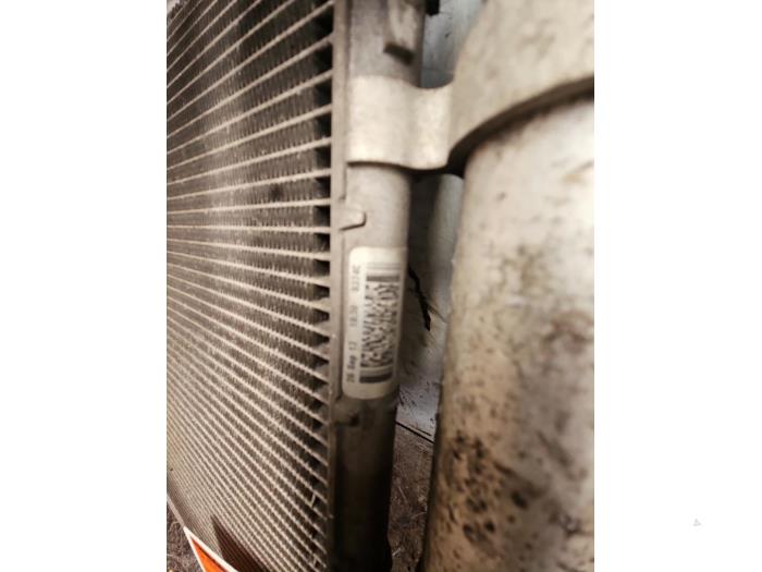 Radiador de aire acondicionado de un Ford Fiesta 6 (JA8) 1.0 Ti-VCT 12V 65 2014
