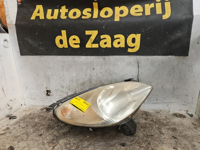 Używane Reflektor prawy Citroen Xsara Picasso (CH) 1.8 16V Cena € 35,00 Procedura marży oferowane przez Autodemontage de Zaag
