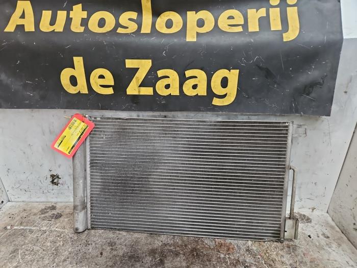 Usagé Radiateur clim Opel Corsa E 1.4 16V Prix € 50,00 Règlement à la marge proposé par Autodemontage de Zaag