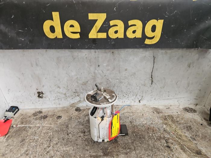 Usagé Pompe essence Opel Corsa E 1.4 16V Prix € 50,00 Règlement à la marge proposé par Autodemontage de Zaag