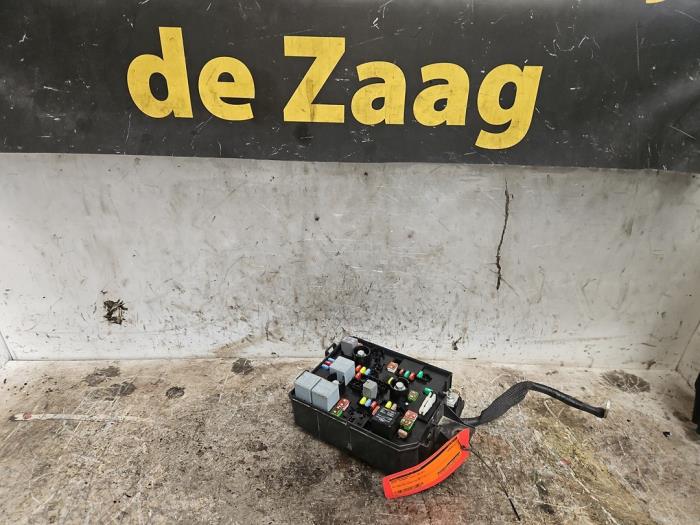 Begagnade Säkringsbox Opel Corsa E 1.4 16V Pris € 95,00 Marginaltabell erbjuds av Autodemontage de Zaag