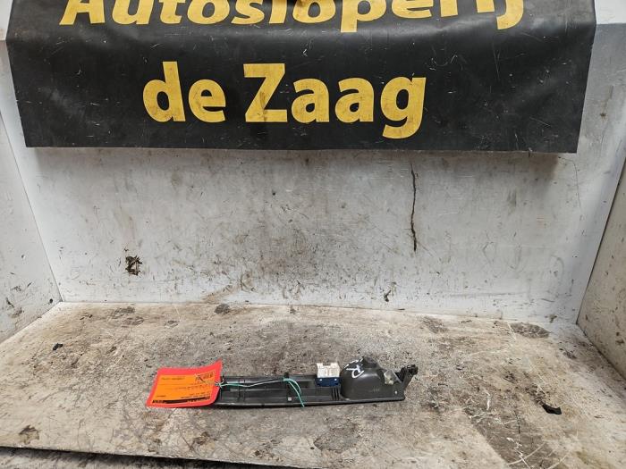 Usados Interruptor de ventanilla eléctrica Fiat Idea (350AX) 1.4 16V Precio € 15,00 Norma de margen ofrecido por Autodemontage de Zaag
