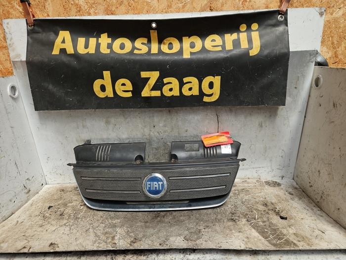 Używane Grill Fiat Idea (350AX) 1.4 16V Cena € 25,00 Procedura marży oferowane przez Autodemontage de Zaag