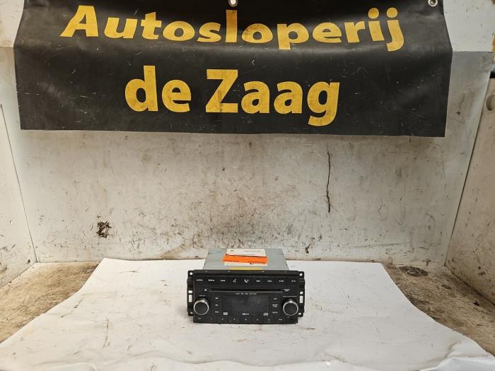 Używane Radio Dodge Caliber 1.8 16V Cena € 35,00 Procedura marży oferowane przez Autodemontage de Zaag
