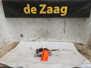 Used Rear brake calliper, left Peugeot 406 Coupé (8C) 2.2 16V Price € 30,00 Margin scheme offered by Autodemontage de Zaag