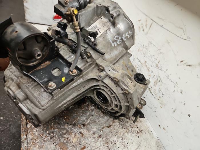 Getriebe van een Nissan Almera Tino (V10M) 1.8 16V 2005