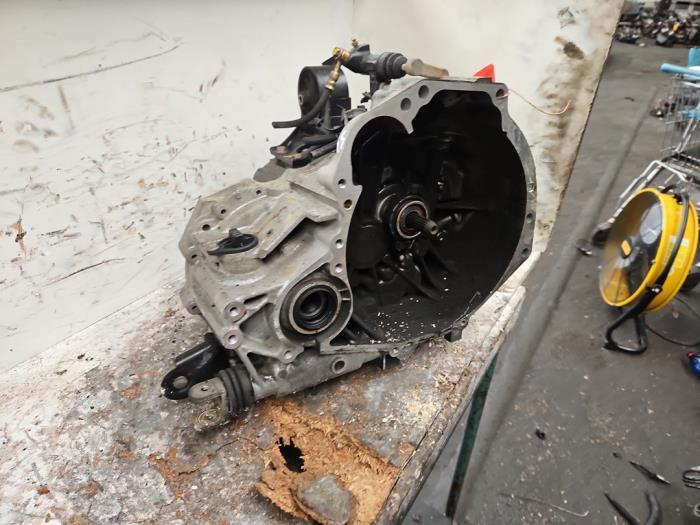 Getriebe van een Nissan Almera Tino (V10M) 1.8 16V 2005