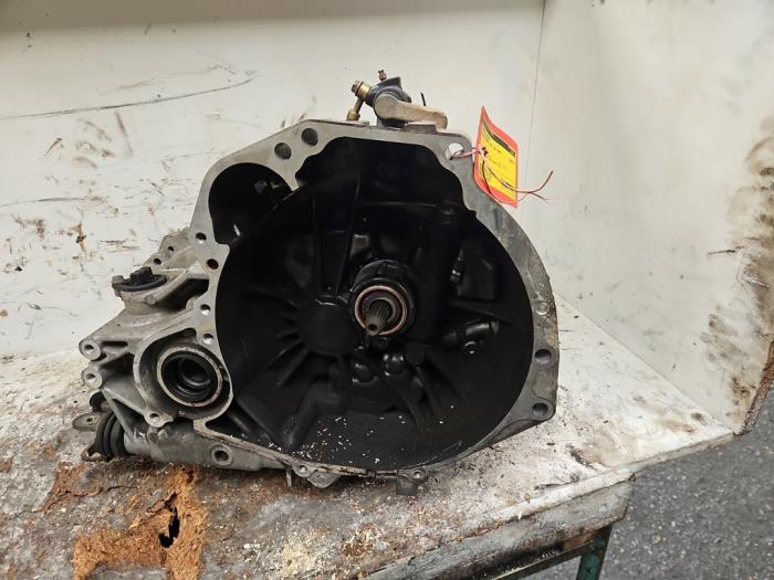 Getriebe van een Nissan Almera Tino (V10M) 1.8 16V 2005