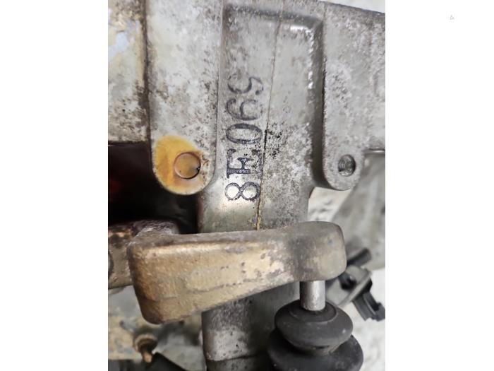Getriebe van een Nissan Almera Tino (V10M) 1.8 16V 2005