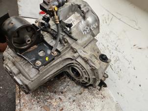 Getriebe van een Nissan Almera Tino (V10M) 1.8 16V 2005
