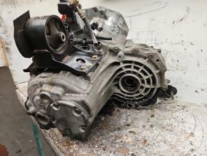 Getriebe van een Nissan Almera Tino (V10M) 1.8 16V 2005